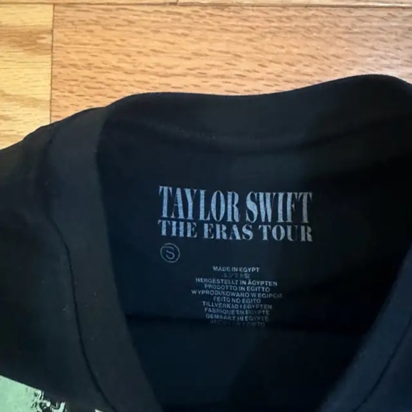 Taylor Swift Tour T-Shirt - Picture 2 of 2
